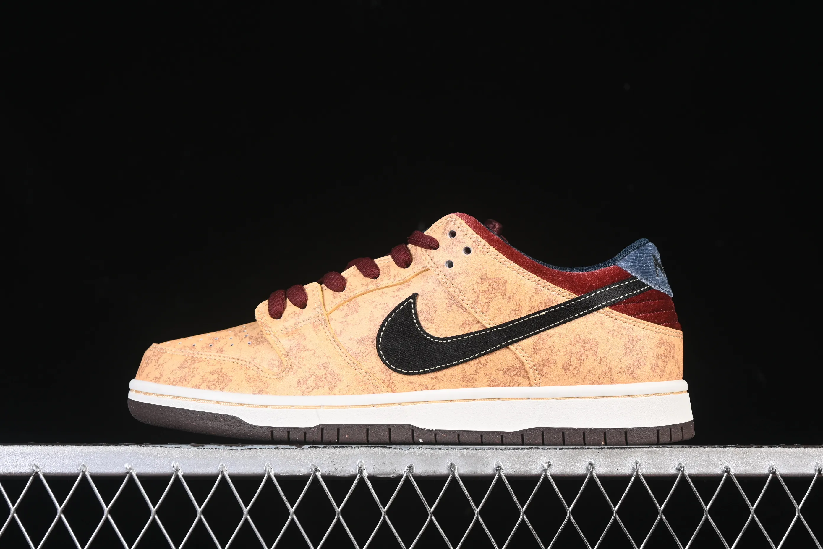 All Categories Nk SB Dunk Series Nk SB Dunk Low Low-top sneakers Nike SB Dunk Low "City of Cinema" Paris Cinema Low-top casual sneakers FZ1278-200